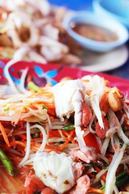 Deniz ürünleri Yengeç papayd salata tabağı üzerinde.