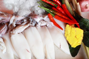 garnitür çorba ile taze kalamar.