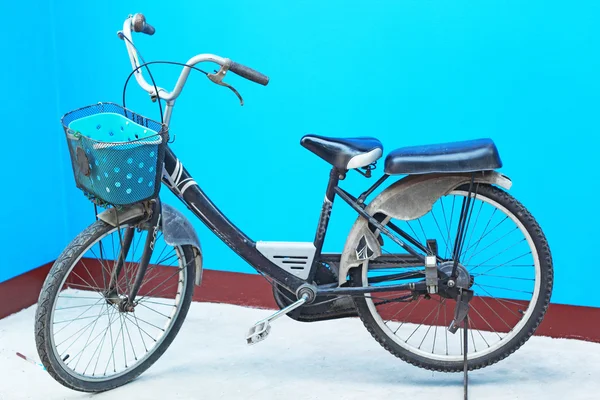 Old bicycle parked only one with blue walls. — Stock Photo, Image