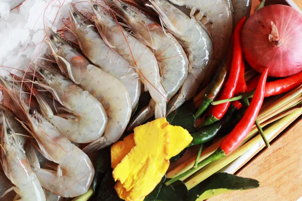 Fresh shrimp with garnish for soup. — Stock Photo, Image