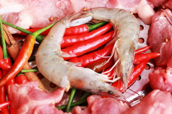 Daging babi mentah pada pemotongan. udang dan sayuran — Stok Foto