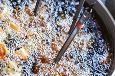 bir tavada yağ ile albino fry