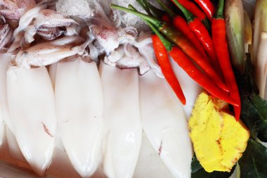 garnitür çorba ile taze kalamar.