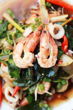 Baharatlı kızarmış balık, karides, kalamar.