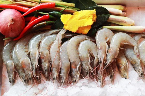 Fresh shrimp with garnish for soup. — Stock Photo, Image