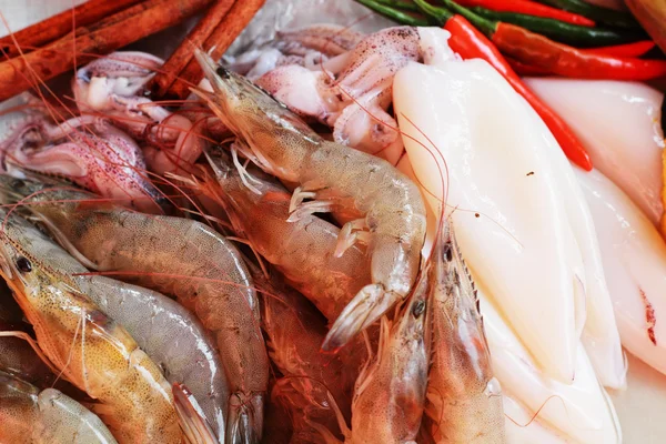 Fresh squid and fresh shrimp with garnish for soup. — Stock Photo, Image