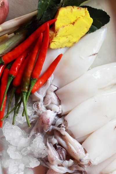 Čerstvé chobotnice s zavářka do polévky. — Stock fotografie