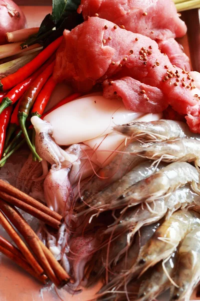 Verse inktvis en verse garnalen en varkensvlees met garnituur voor soep. — Stockfoto