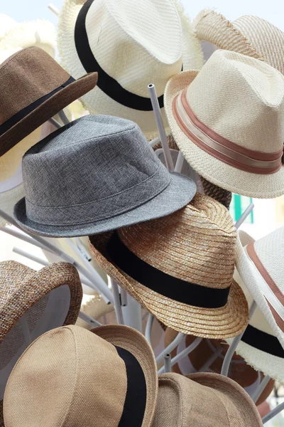 Chapeaux à vendre au marché — Photo