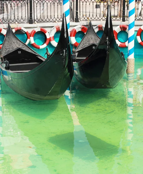 Gondola v řece - Benátky. — Stock fotografie