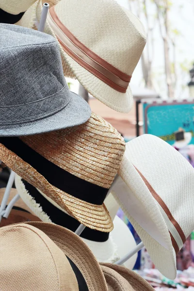 Hoeden voor verkoop op de markt — Stockfoto