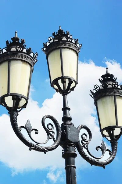 Alta lámpara con cielo azul. — Stockfoto