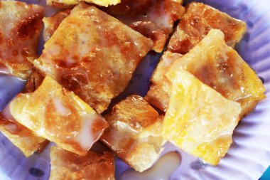 Güney düz ekmek yoğunlaştırılmış süt ile tepesinde