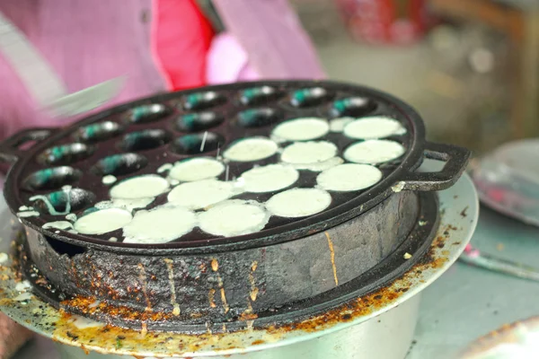 Hindistan cevizi sütü karıştırın şeker ve un. -nazik bir Tay sweetmeat — Stok fotoğraf