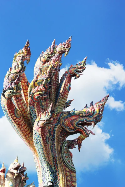 Thajské drak, král naga socha v Thajsku chrám. — Stock fotografie