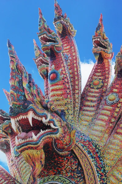 Thai dragon, kung av naga staty i temple thailand. — Stockfoto