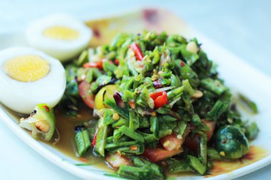 fasulye haşlanmış yumurta salatası Asya baharatlı salata.