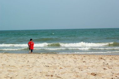 Çocuk deniz plaj baktı.