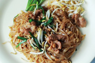 kızarmış pilav şehriye plaka üzerine ilave edin..