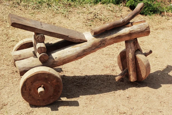 Trä leksaksbil för barn. — Stockfoto