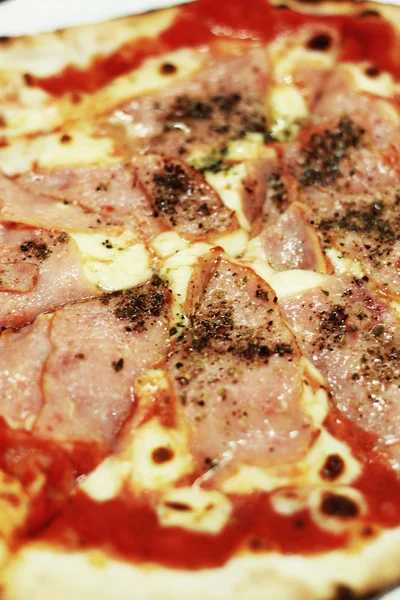 Італійська піца шинка сир і перець — стокове фото