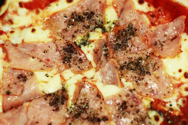 İtalyan pizza jambon peynir ve biber — Stok fotoğraf