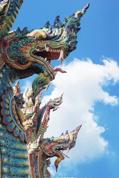 Thai dragon, kung av naga staty i temple thailand. — Stockfoto