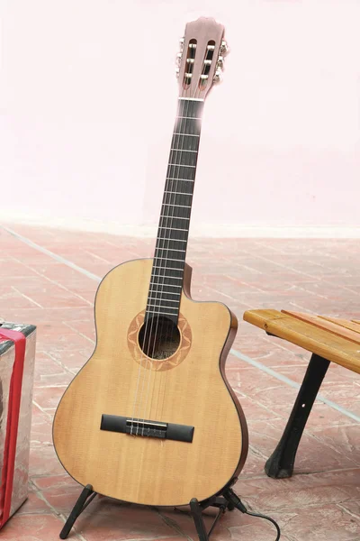 Conjunto de guitarra tendido en el suelo — Foto de Stock