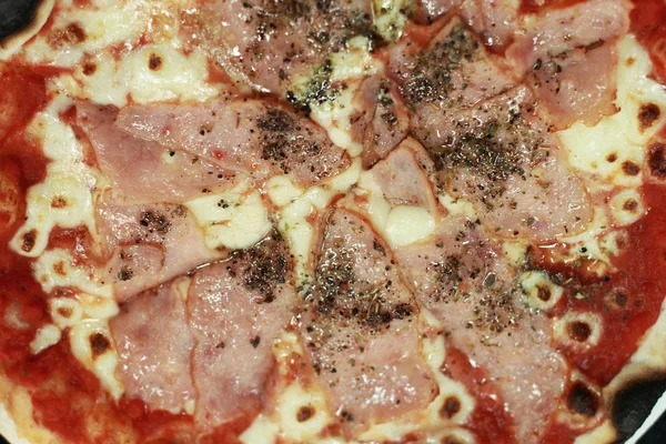 Italiensk pizza skinka ost och peppar — Stockfoto