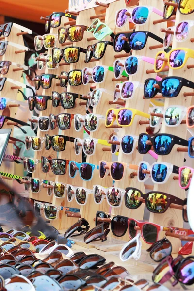 Shop färgglada glasögon på marknaden — Stockfoto