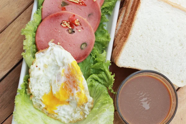 Schinken in runde Scheiben geschnitten mit Paprika und heißem Kaffee — Stockfoto