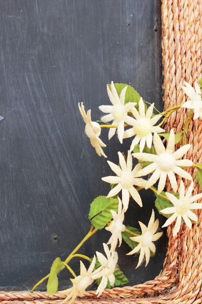 Mooie gerbera kunstmatige bloemen op een houten frame. — Stockfoto