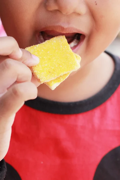 Children eating toast with butter and sprinkling with sugar. — Stock Photo, Image