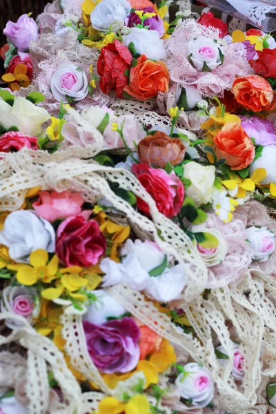 Cabeça bonita com flor uma variedade em mercados . — Fotografia de Stock