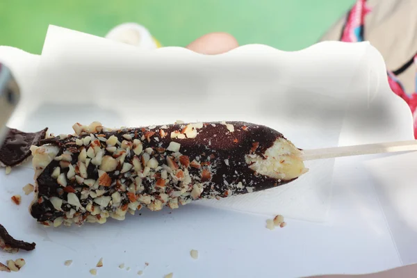 Revestimento de chocolate de banana no mercado — Fotografia de Stock