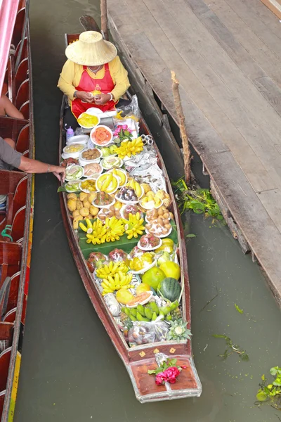 Frutas, plátanos y otras frutas en el mercado flotante . — Foto de Stock