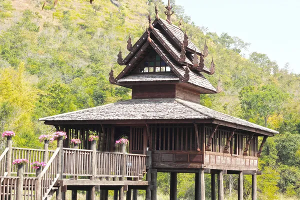 Thai Wooden House na montanha — Fotografia de Stock