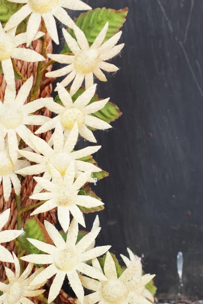 Gerbera piękny sztuczne kwiaty na drewnianej ramie. — Zdjęcie stockowe