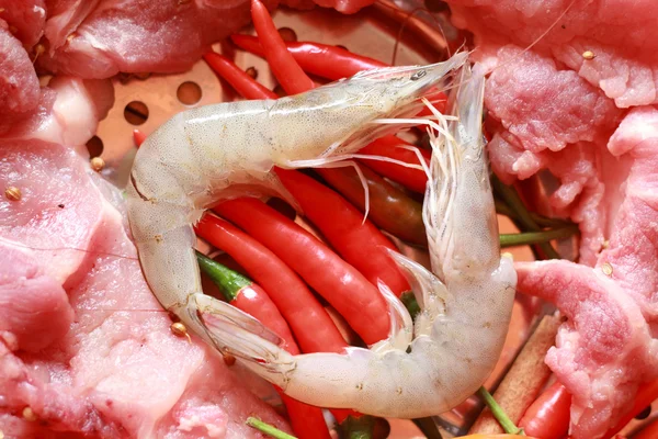 Daging babi mentah pada pemotongan. udang dan sayuran — Stok Foto