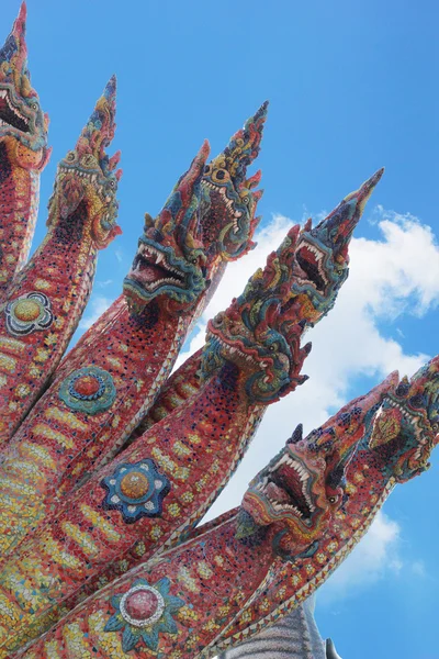 Dragón tailandés, rey de Naga estatua en el templo Tailandia . —  Fotos de Stock