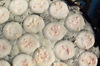 Hindistan cevizi sütü karıştırın şeker ve un. -nazik bir Tay sweetmeat