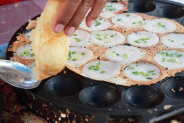 Hindistan cevizi sütü karıştırın şeker ve un. -nazik bir Tay sweetmeat