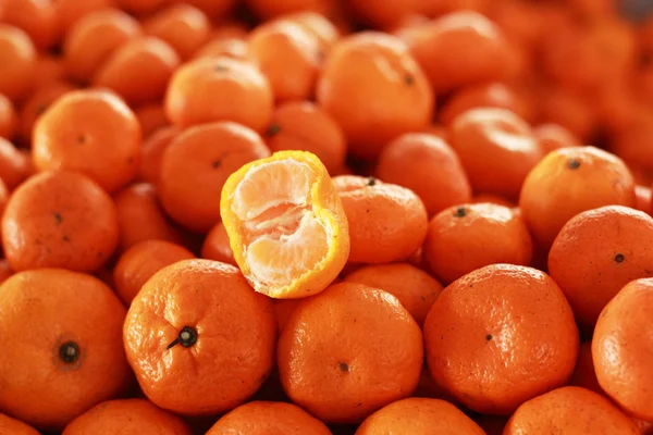 Frutas de naranja en el mercado —  Fotos de Stock