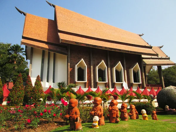 Medição de escultura - Templo da Tailândia com a natureza . — Fotografia de Stock