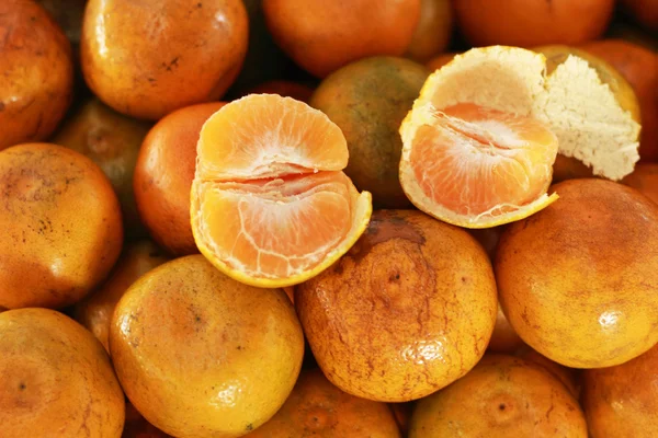 Frutas de naranja en el mercado — Foto de Stock