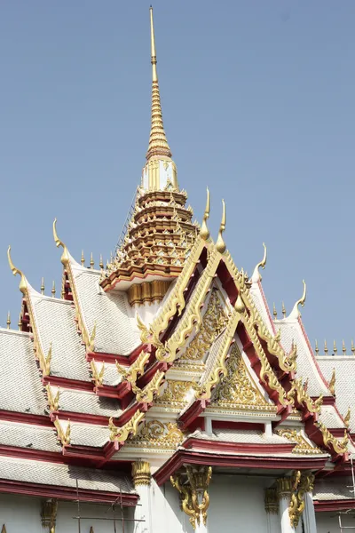 Sculptuur meten - thailand tempel met sky — Stockfoto