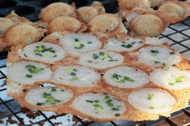 Hindistan cevizi sütü karıştırın şeker ve un. -nazik bir Tay sweetmeat