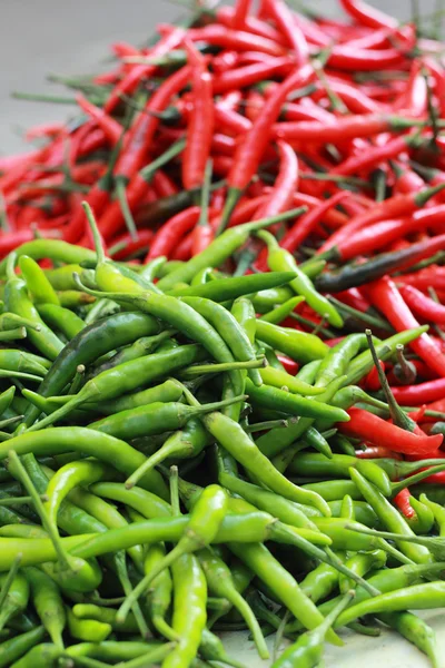 Pimenta verde e pimenta vermelha no mercado . — Fotografia de Stock