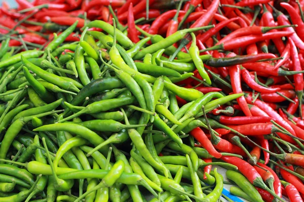 Pimenta verde e pimenta vermelha no mercado . — Fotografia de Stock