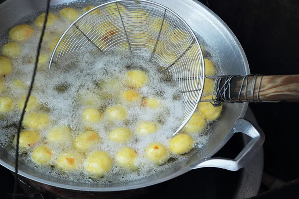 Frites de patates douces style asiatique - frire dans une poêle — Photo